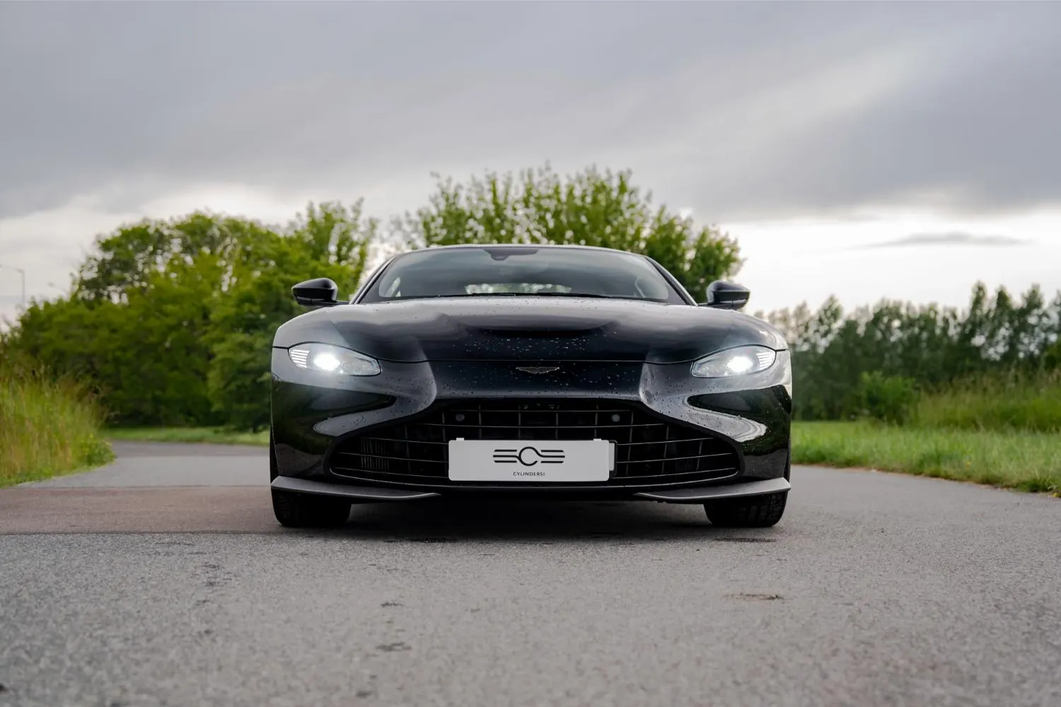 Aston Martin Vantage Jet Black — zdjęcie 2