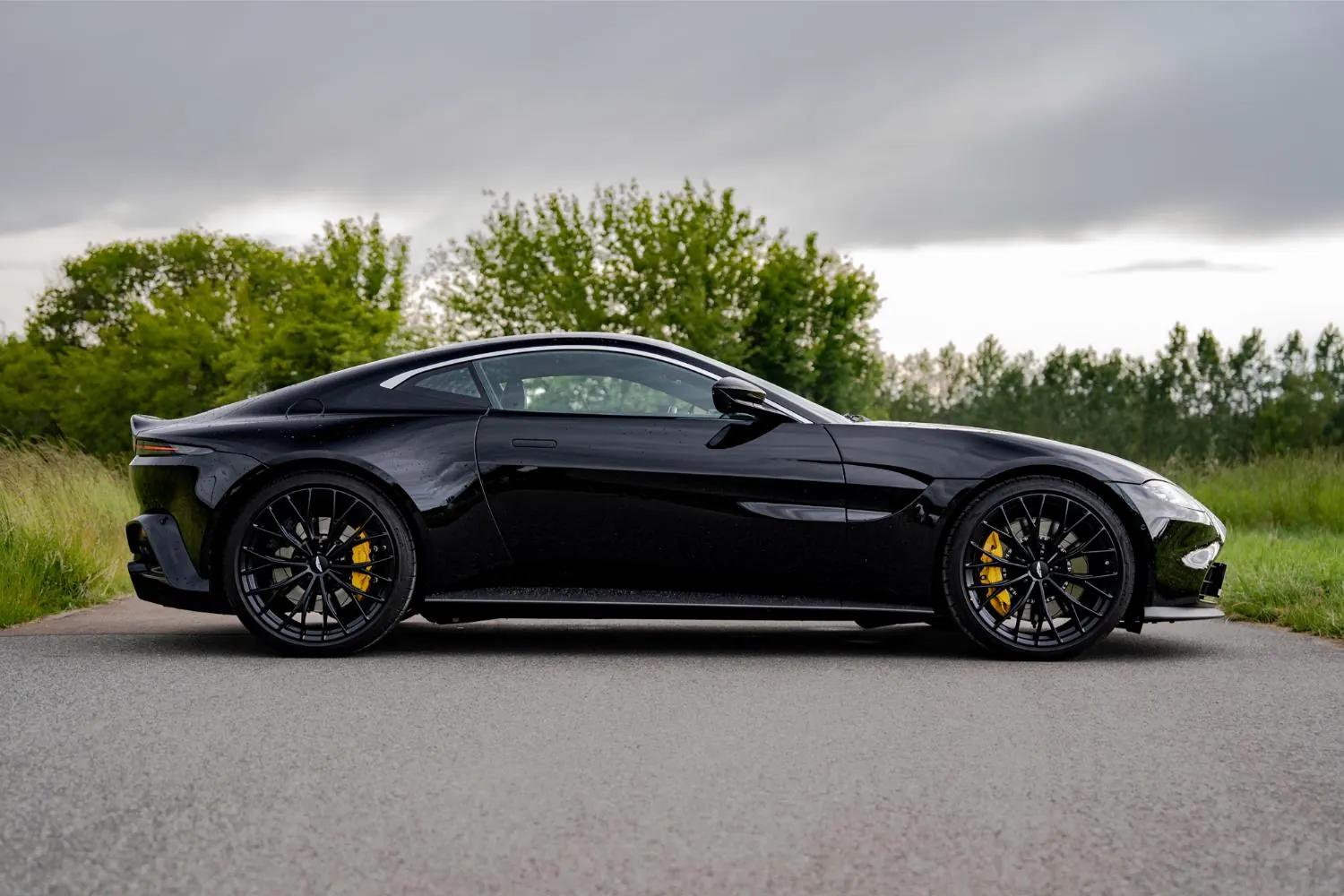 Aston Martin Vantage Jet Black — zdjęcie 3